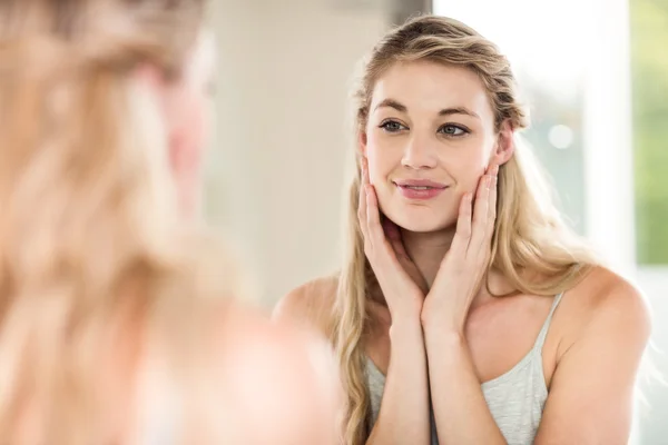 Donna che si guarda allo specchio — Foto Stock