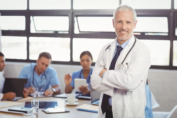 Arzt steht mit verschränkten Armen — Stockfoto