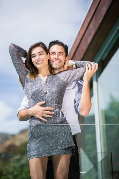 Romantický pár objímat v balkon — Stock fotografie