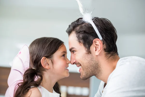 Vader en dochter in fee kostuum — Stockfoto