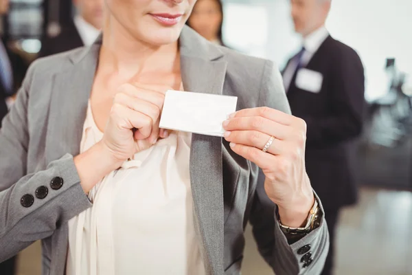 Businesswoman showing badge — Stock Photo, Image