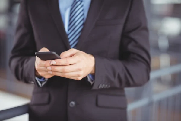 Affärsman med mobiltelefon — Stockfoto