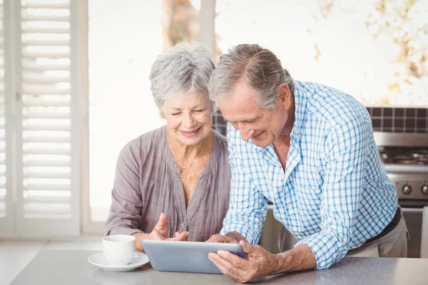 Casal Sênior feliz usando Tablet — Fotografia de Stock