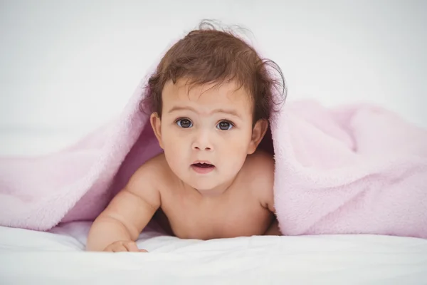 Портрет милого ребенка, лежащего под одеялом — стоковое фото