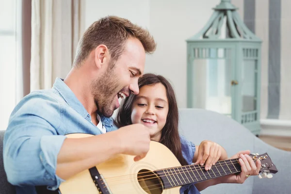 Padre tocando la guitarra con hija —  Fotos de Stock