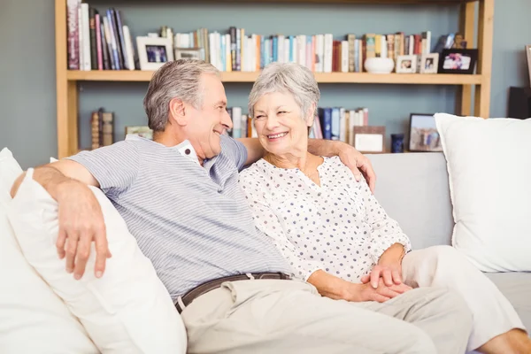 Senior koppel zittend op de Bank — Stockfoto