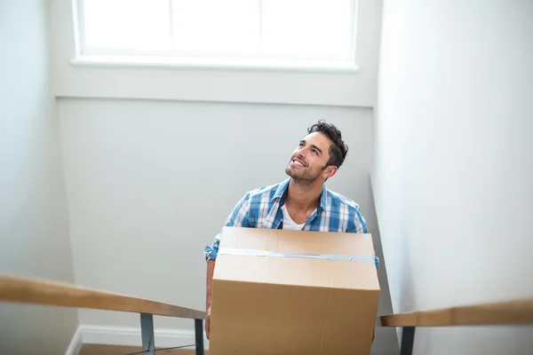 Hombre sosteniendo caja de cartón — Foto de Stock