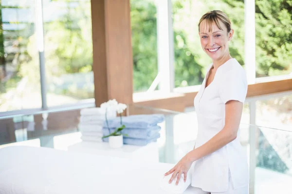 Massaggiatore asciugamano rotolamento sul tavolo da massaggio — Foto Stock