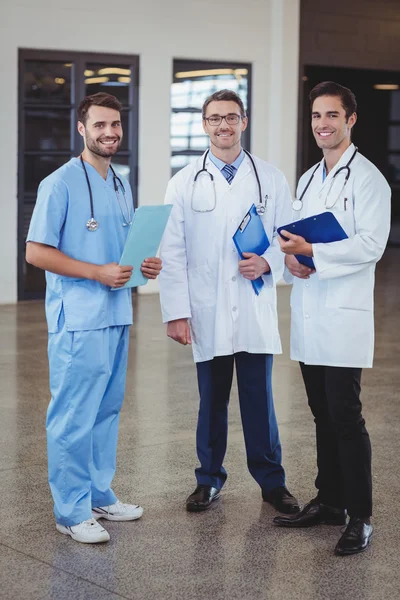 Médecins tenant des presse-papiers — Photo