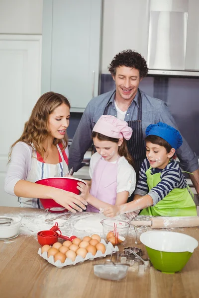 Família cozinhar alimentos na cozinha — Fotografia de Stock