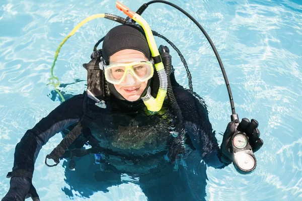 Молодая женщина на акваланге — стоковое фото