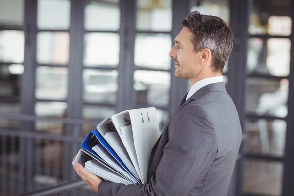 Affärsman bära filer stack i office — Stockfoto