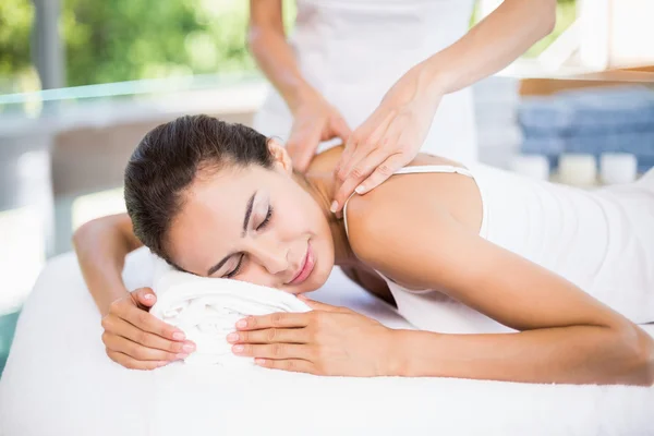 Frau erhält Rückenmassage — Stockfoto