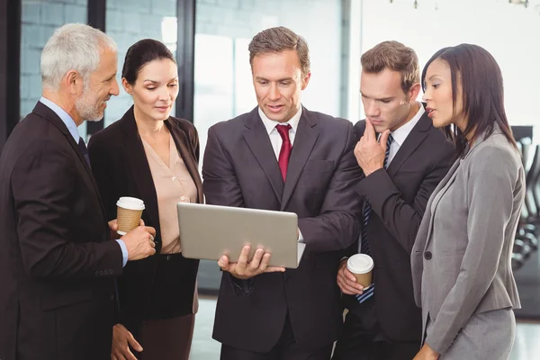 Geschäftsleute schauen auf Laptop — Stockfoto