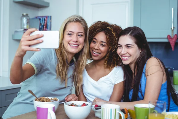 Amigos femininos levando Selfie — Fotografia de Stock