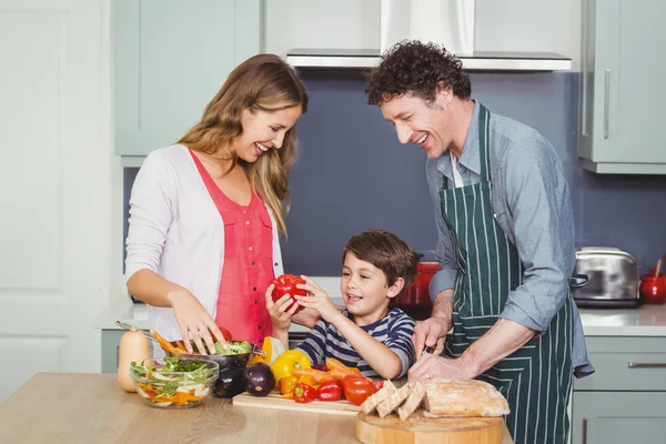 Eltern mit Sohn in Küche — Stockfoto