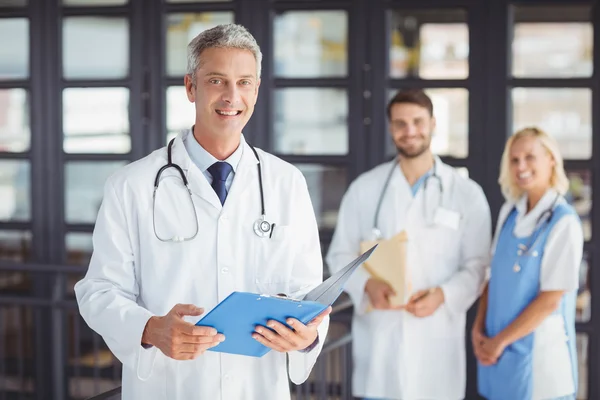 Ler överläkare med medarbetare — Stockfoto
