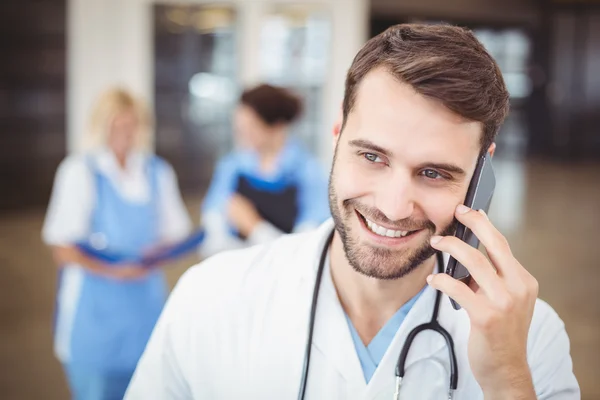 Doctor talking on mobile phone — Stock Photo, Image