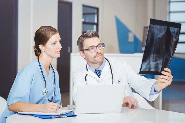 Médecin examinant les rayons X avec un collègue — Photo