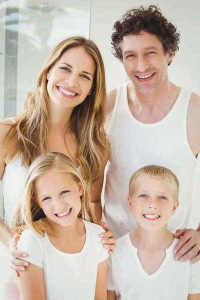 Família feliz de pé em casa — Fotografia de Stock