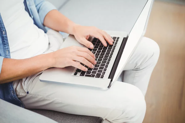 Mann benutzt Laptop — Stockfoto