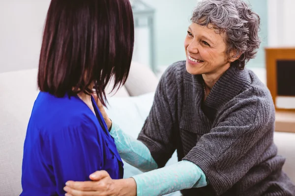 Mutter im Gespräch mit Tochter — Stockfoto