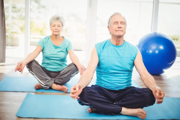 Äldre par meditera hemma — Stockfoto