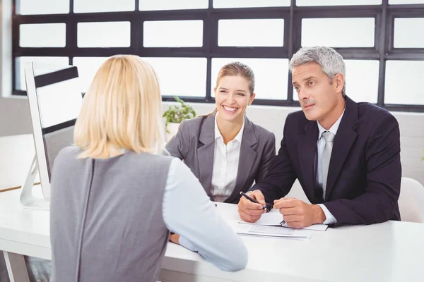 Business people discussing with client — Stock Photo, Image
