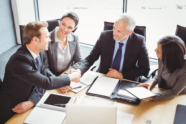 Geschäftsleute beim Händeschütteln im Konferenzraum — Stockfoto