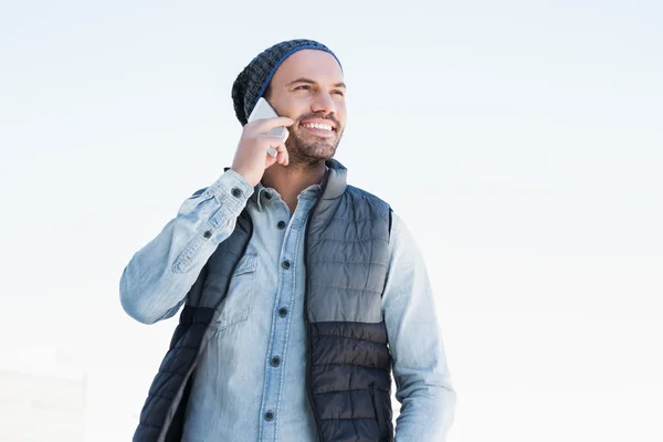 Homme parlant sur téléphone portable — Photo