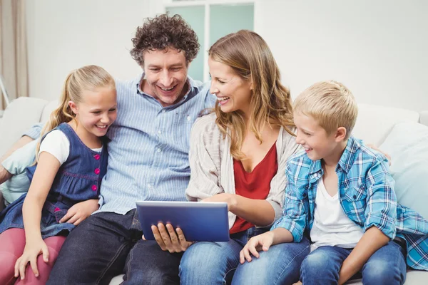 Famille utilisant une tablette numérique sur canapé — Photo