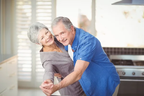 Portrait de joyeux couple de personnes âgées dansant dans la cuisine — Photo