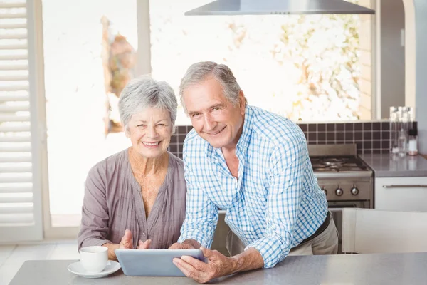 Portrait of happy senior couple with tablet — Stock Photo, Image