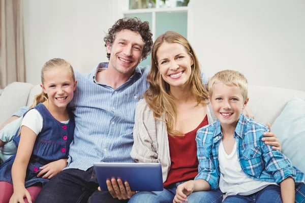 Familjen sitter på soffan i vardagsrummet — Stockfoto