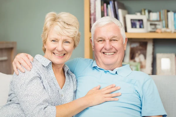 Ηλικιωμένο ζευγάρι χαμογελά ενώ αγκαλιάζει — Φωτογραφία Αρχείου