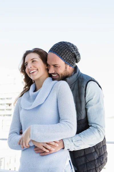 Casal abraçando uns aos outros — Fotografia de Stock