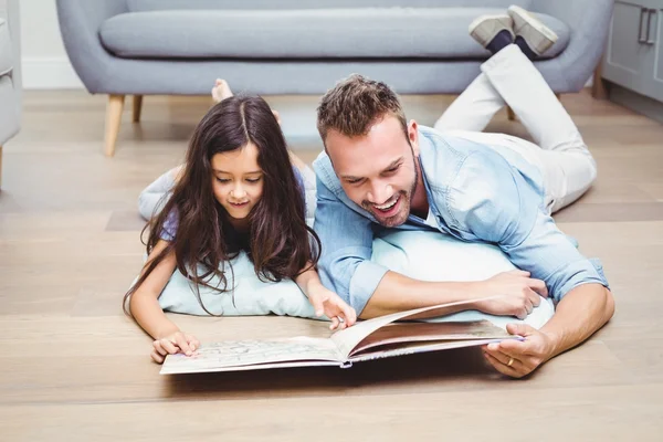 Father and daughter looking in picture book — Stock Photo, Image