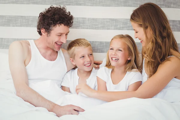 Família desfrutando na cama — Fotografia de Stock