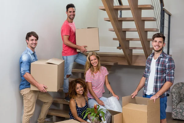 Friends relocating in new house — Stock Photo, Image
