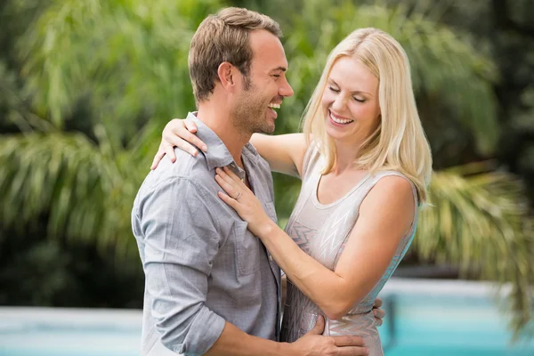 Abraços de casal no resort — Fotografia de Stock