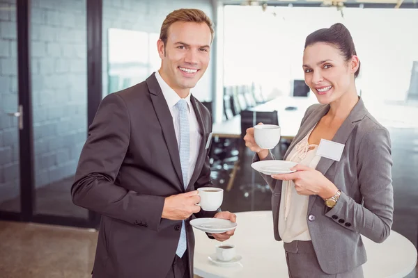 Бизнесмен и деловая женщина пьют чай — стоковое фото