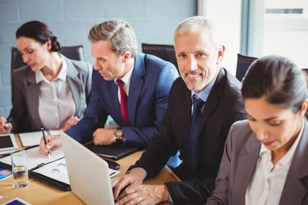 Empresarios en sala de conferencias — Foto de Stock