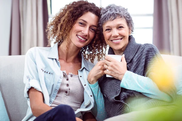 Mutter und Tochter mit Kaffeebecher — Stockfoto