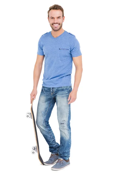 Jongeman met skateboard — Stockfoto