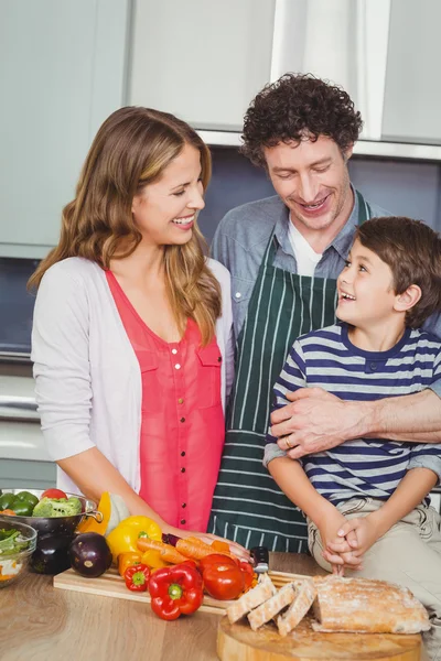 Pais com filho na cozinha — Fotografia de Stock