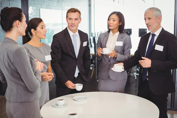 Businesspeople having discussion during breaktime — Stock Photo, Image
