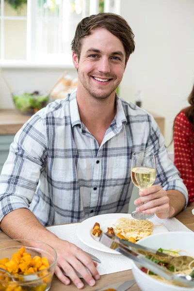 Man med vitt vin glas — Stockfoto