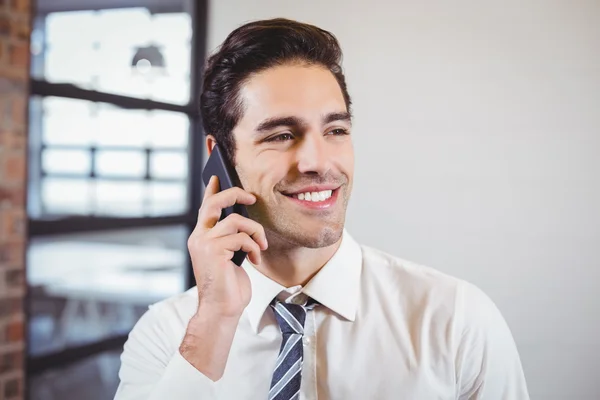 Uomo d'affari che parla sul cellulare — Foto Stock