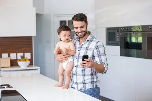 Far med mobiltelefon — Stockfoto