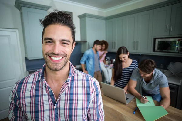 Homem com amigos no fundo — Fotografia de Stock